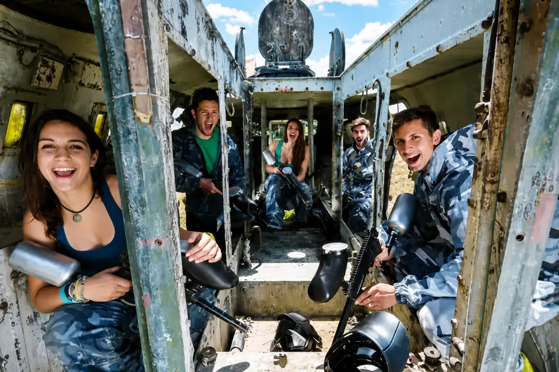 Grupo de amigos dentro de una tanqueta BMR durante una experiencia de paintball en Madrid